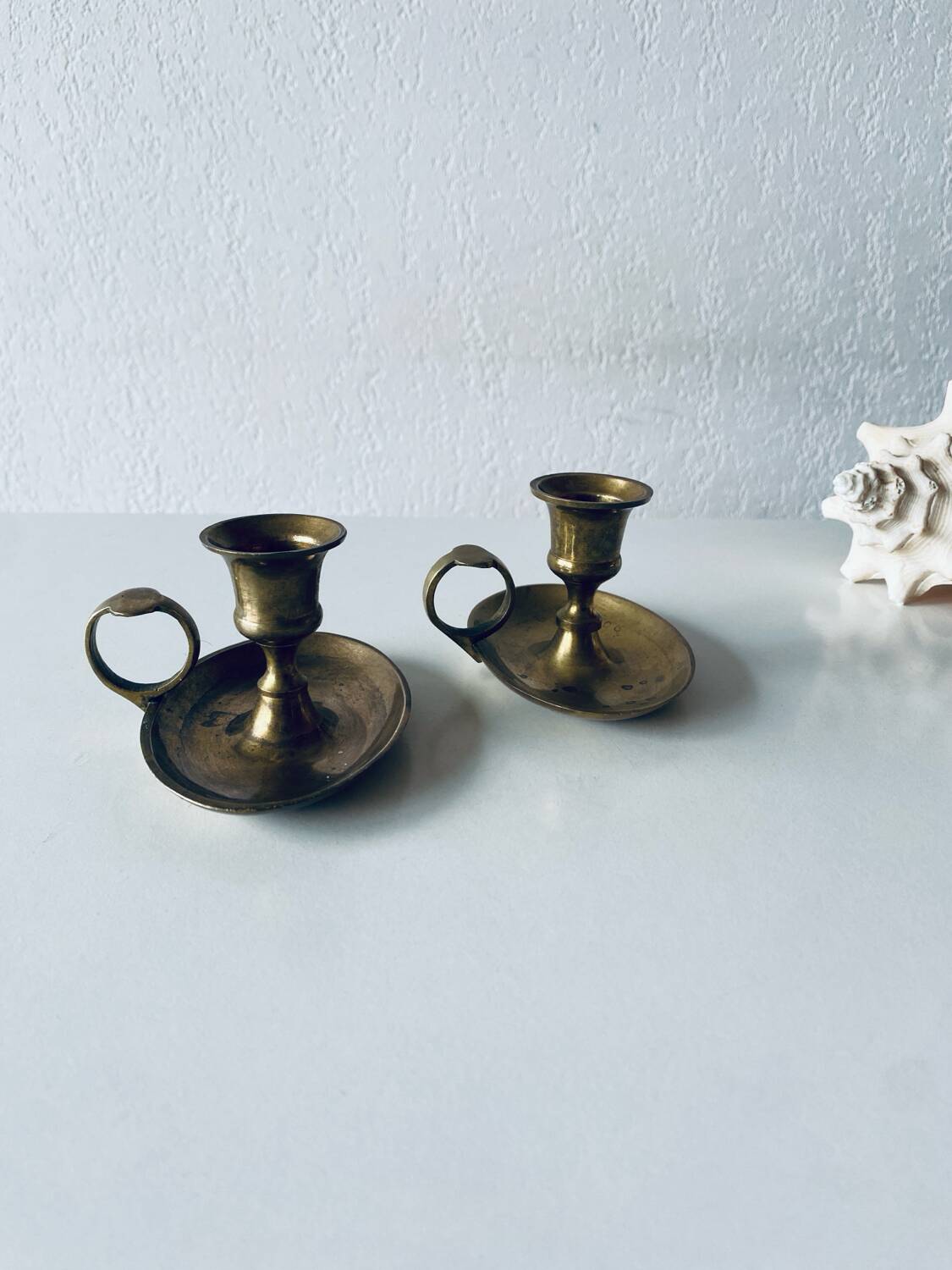 Paire de bougeoirs pouciers en laiton