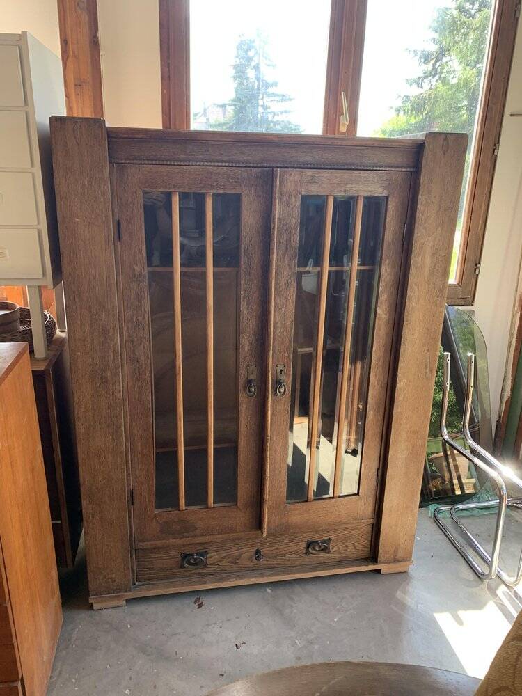 Antique display cabinet in brown oak with glass doors and a drawer, 1890-1919.