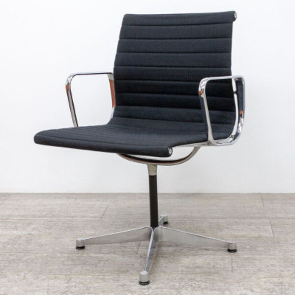 Fauteuil EA108 de Charles et Ray Eames, Herman Miller