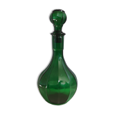 Carafe verte ancienne avec lignes nervurées