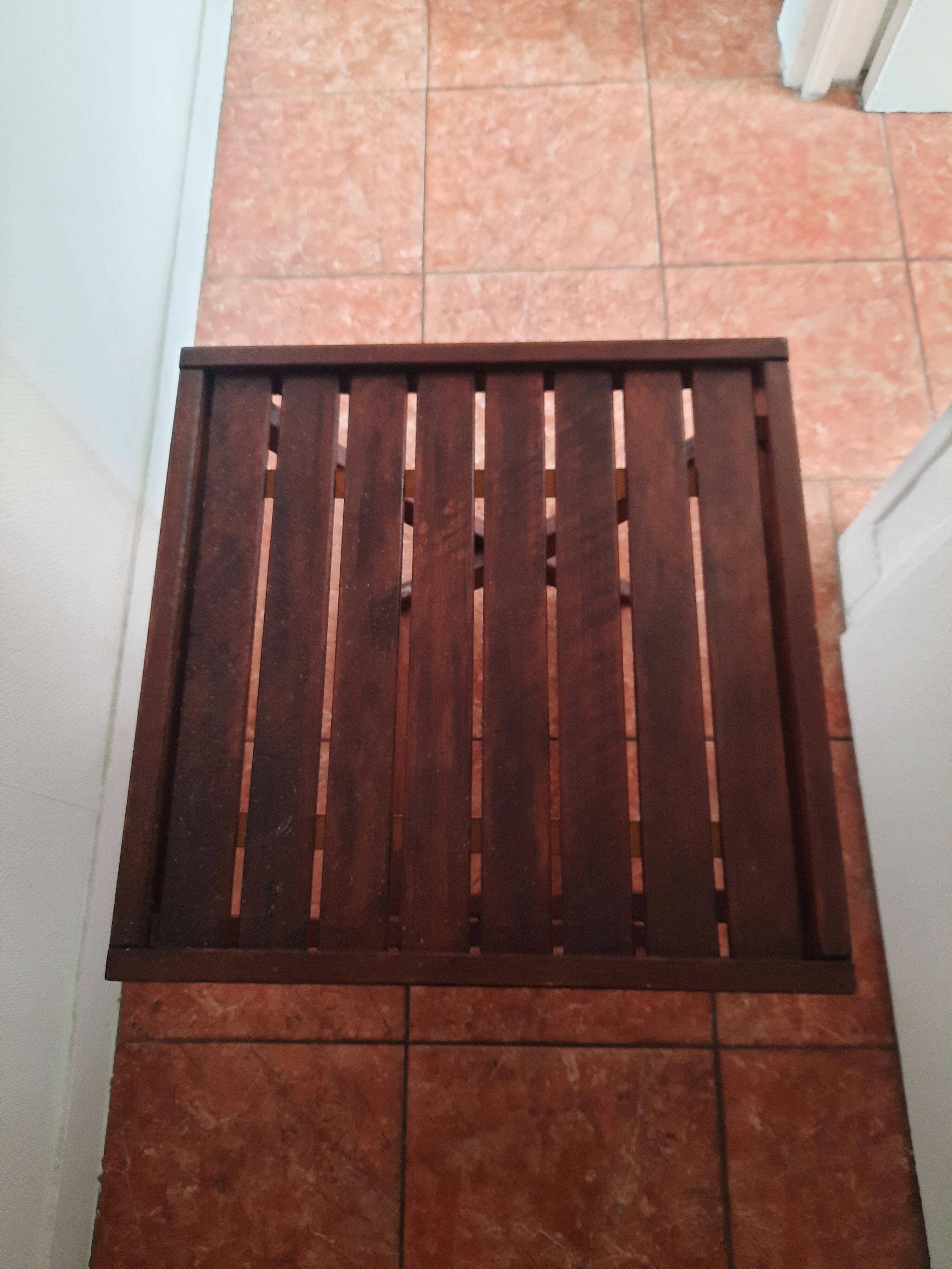 Folding coffee table