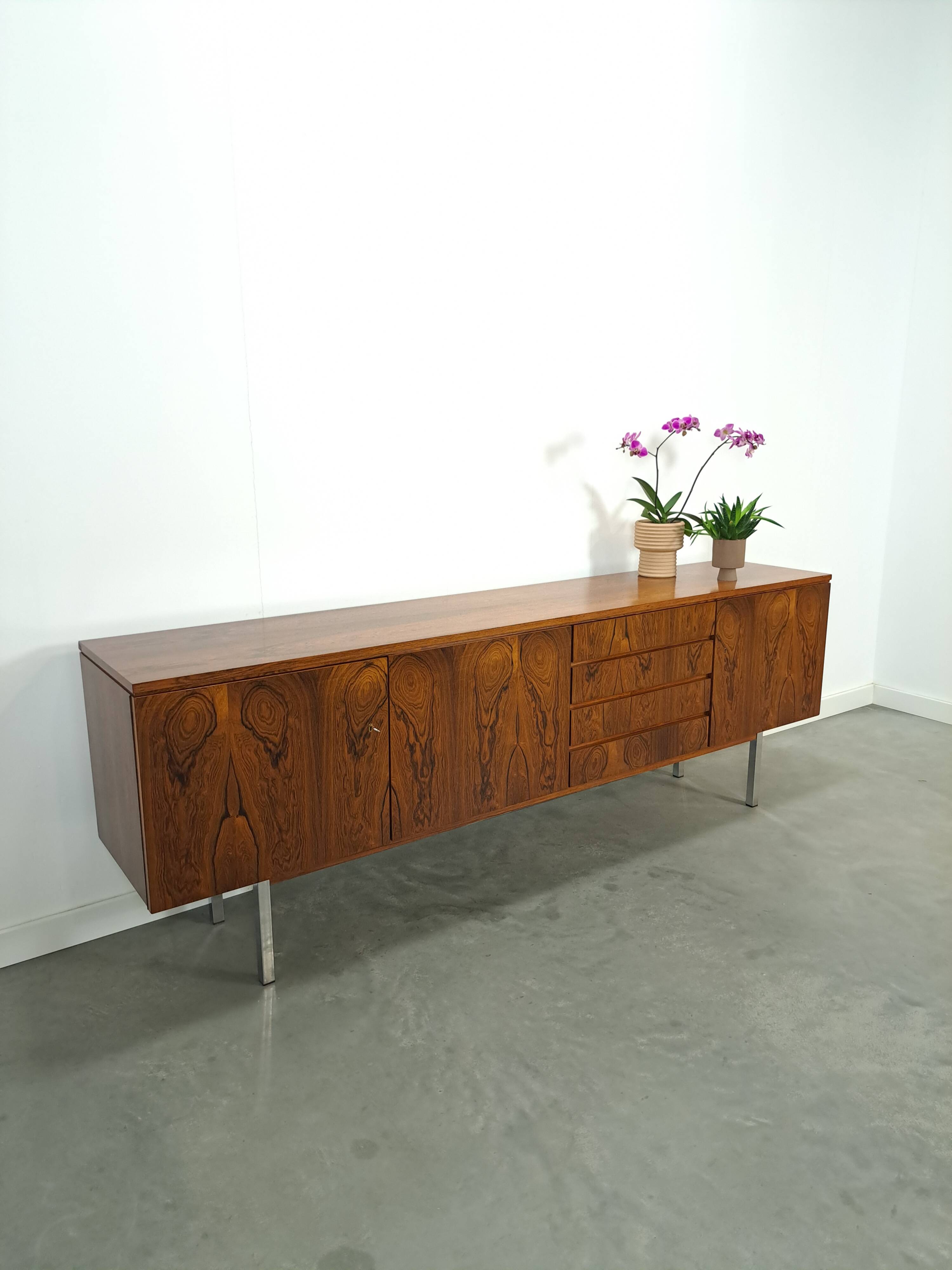 Dressoir rio palissandre plus fin avec chromen poten en lades