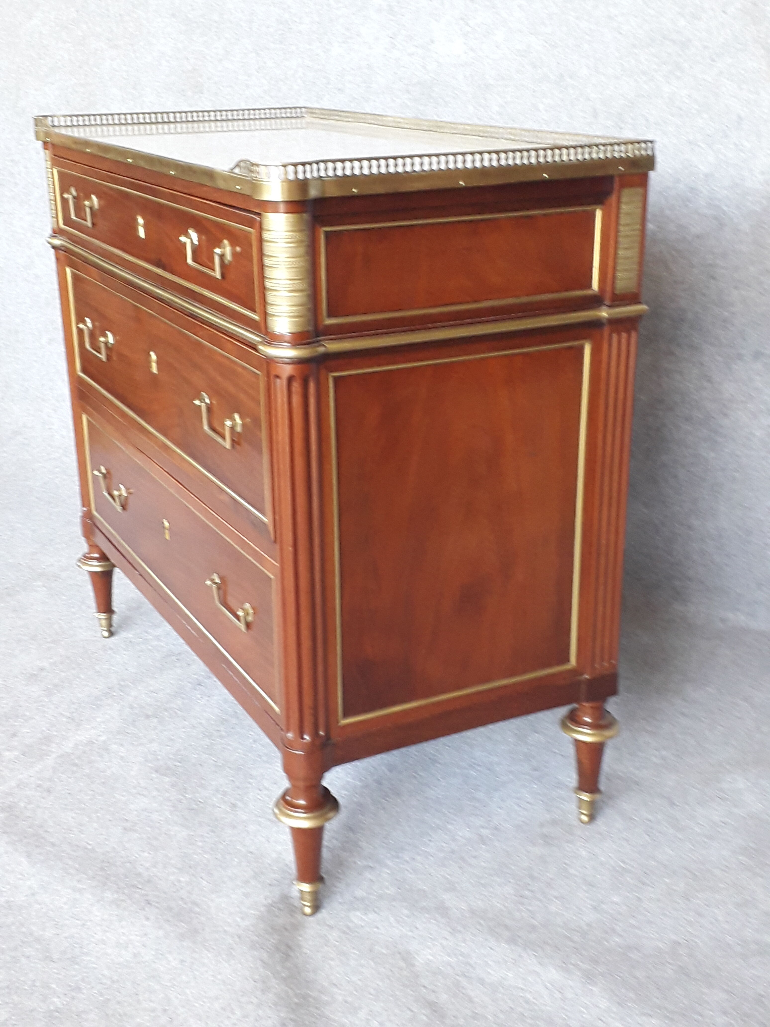 Commode d'époque Louis XVI en acajou