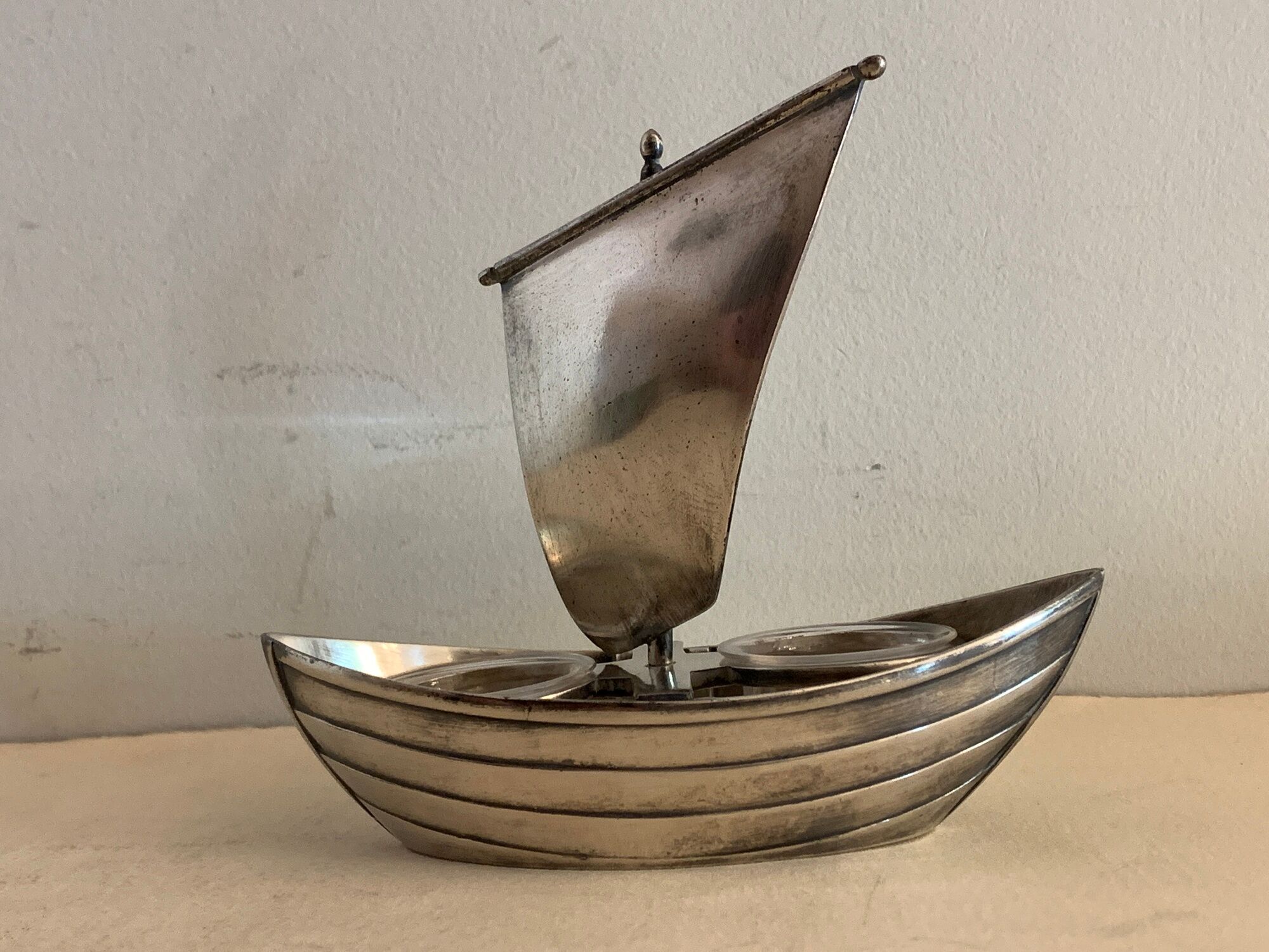 Gallia sailing art deco sailboat, in silver metal with Baccarat crystal salters
