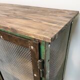 Armoire industrielle en fer avec portes en treillis sur roues, années 1960