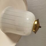 Lampe suspendue en verre avec abat-jour en métal laqué noir et base en laiton.