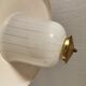 Lampe suspendue en verre avec abat-jour en métal laqué noir et base en laiton.