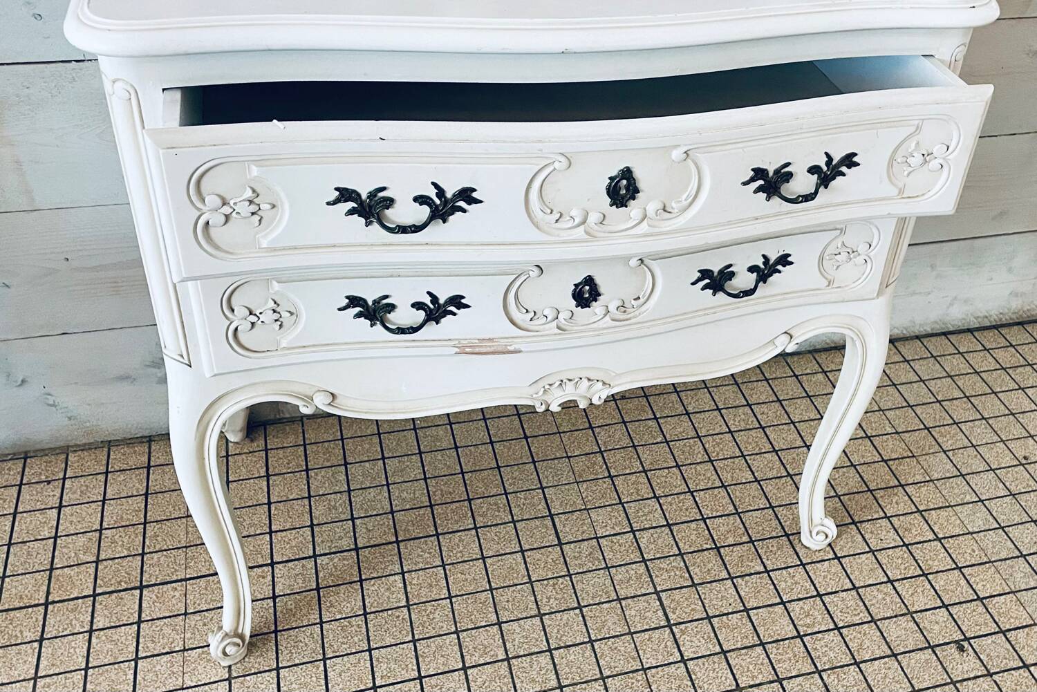 Neoclassical chest of drawers