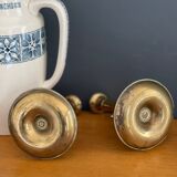 Paire de bougeoirs en laiton doré à poussoir