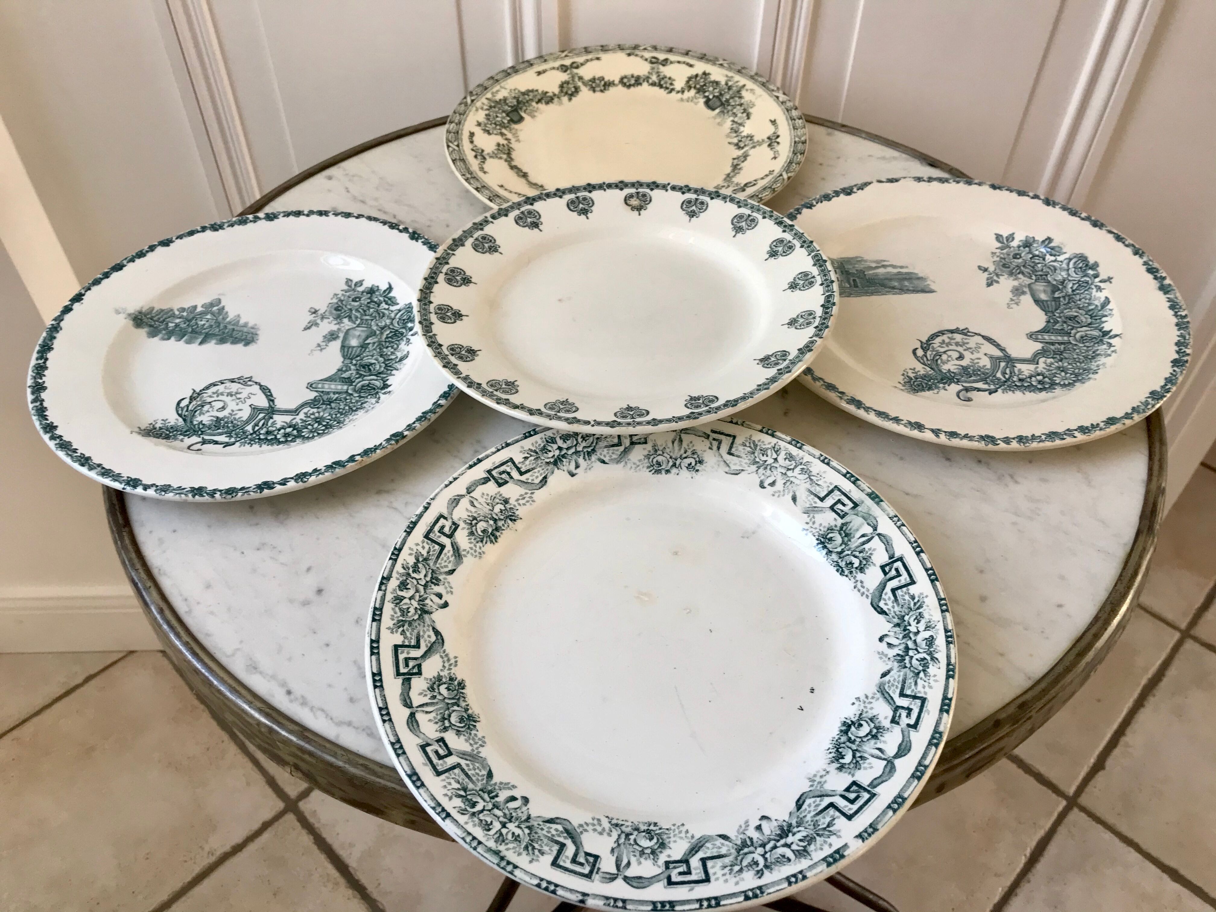 Lot de 5 assiettes plates Terre de Fer dépareillées Sarreguemines "Griffon", Salins "Ninon" et Mouli