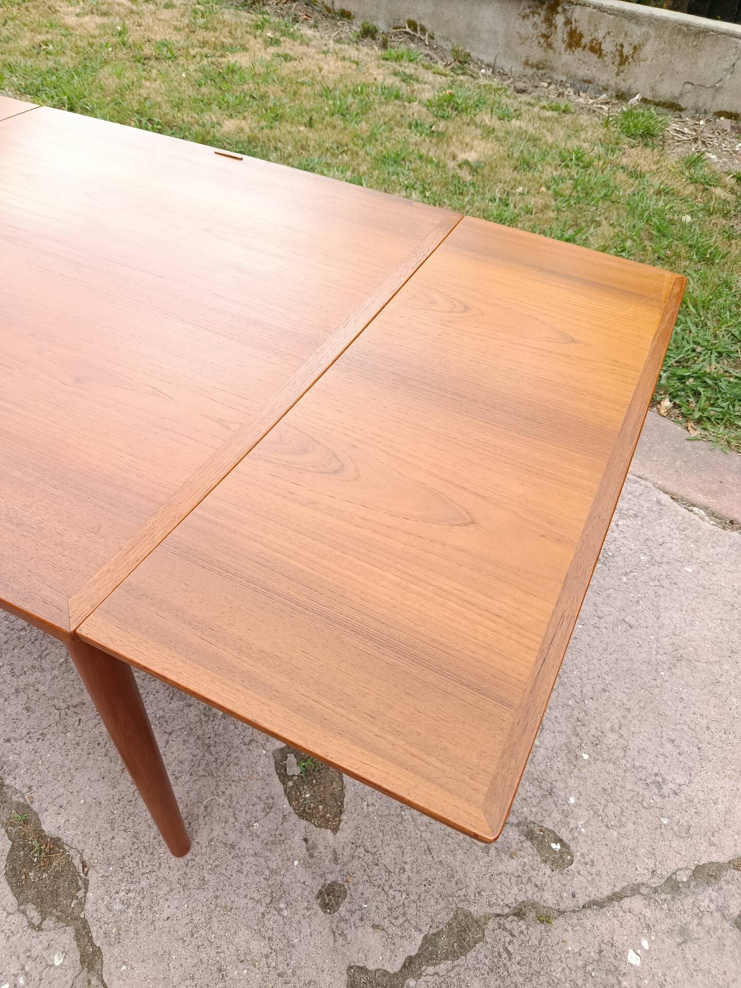 Danish extendable game table