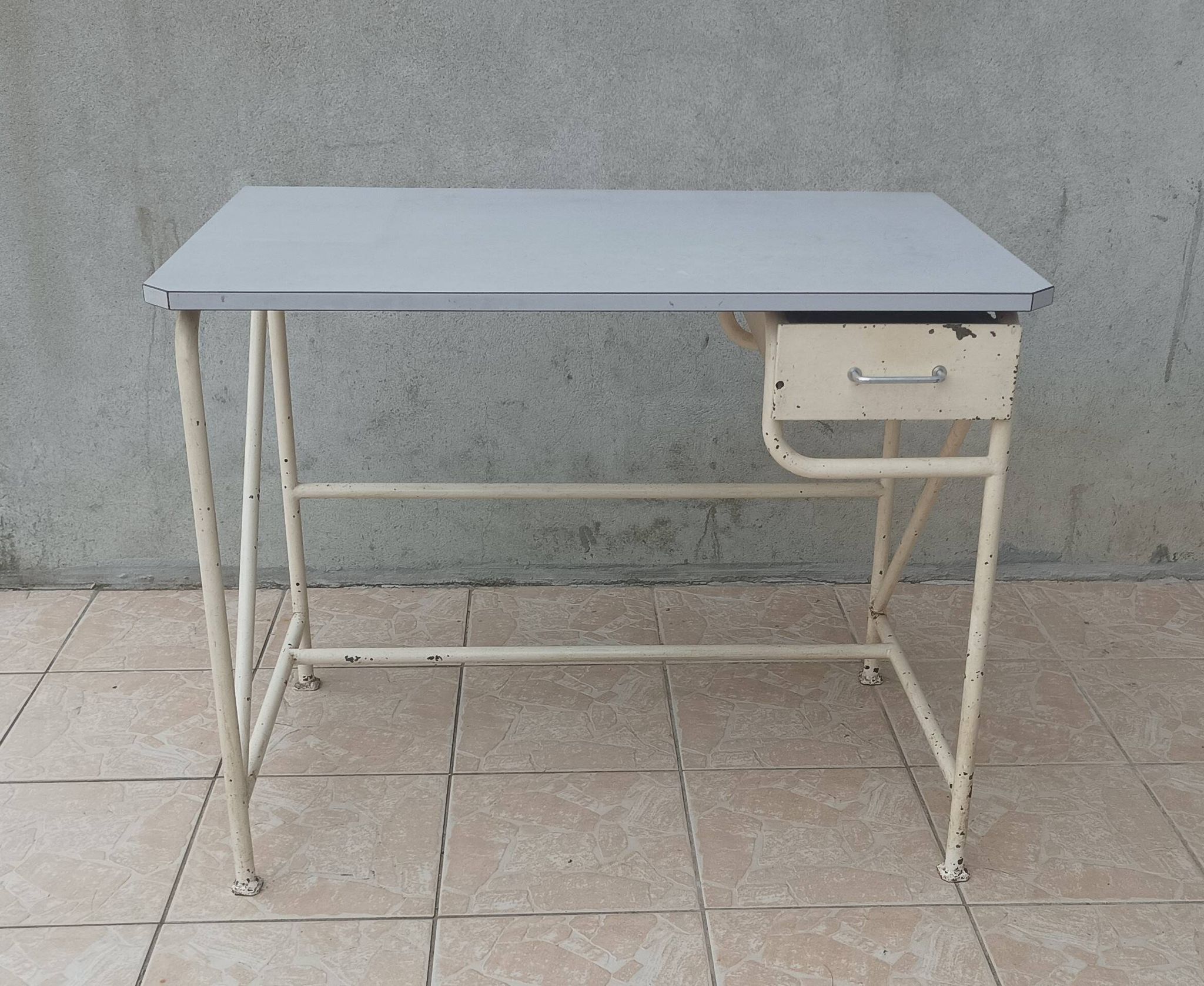 Table haute industrielle de métier métal et formica