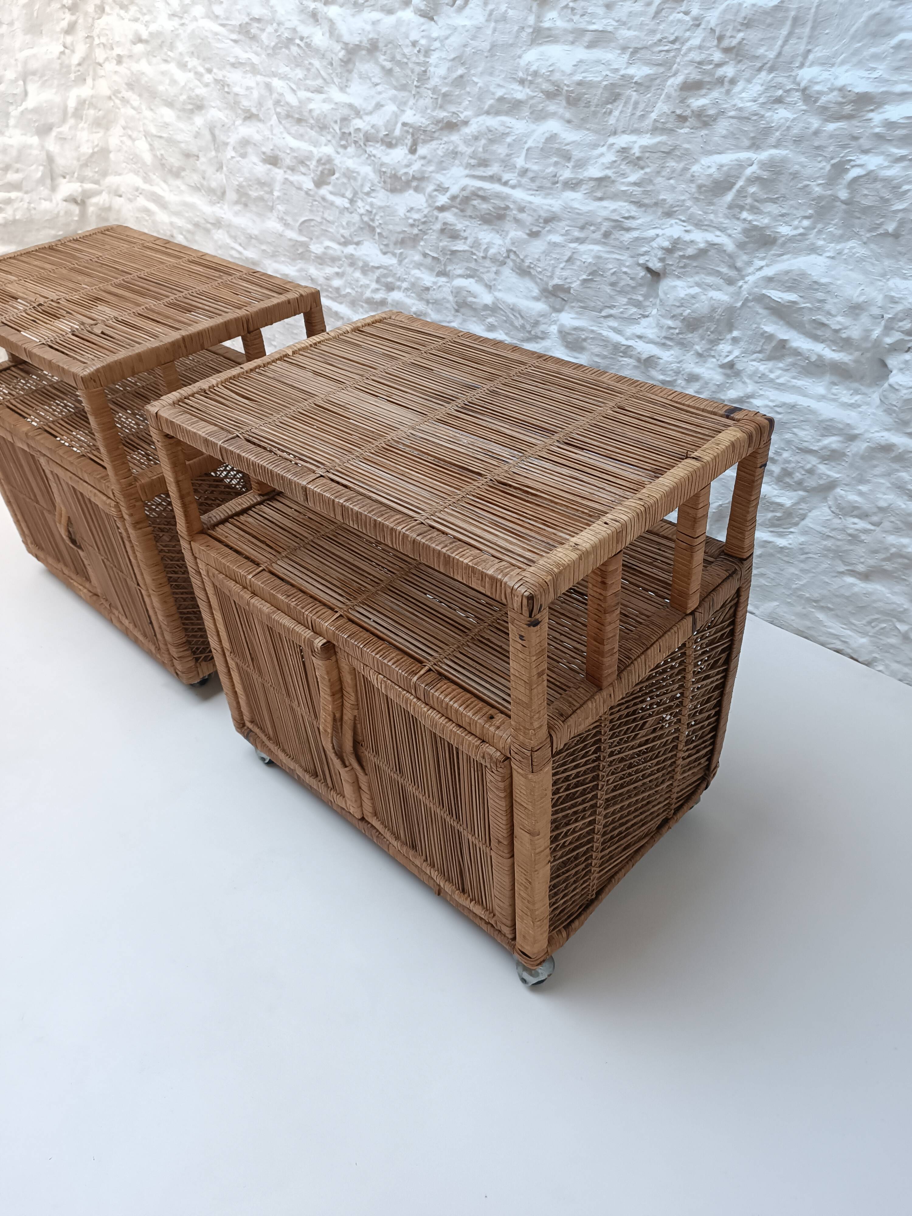 Paire de buffets en rotin vintage (Buri ) sur roulettes
