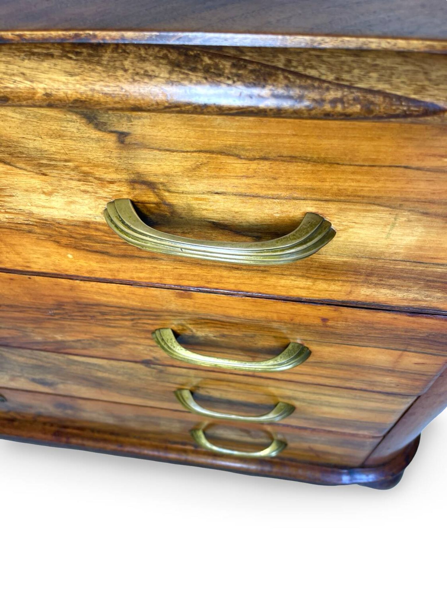 Italian art deco burl walnut chest of drawers, 1930s/1940s