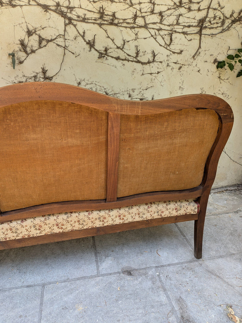 Moulded wooden bench with floral upholstery – Old-fashioned charm