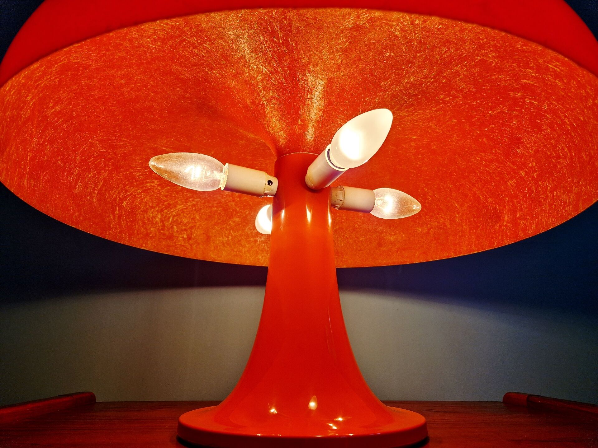 Lampe Nesso, fibre de verre orange, Giancarlo Mattioli, Artemide,1960