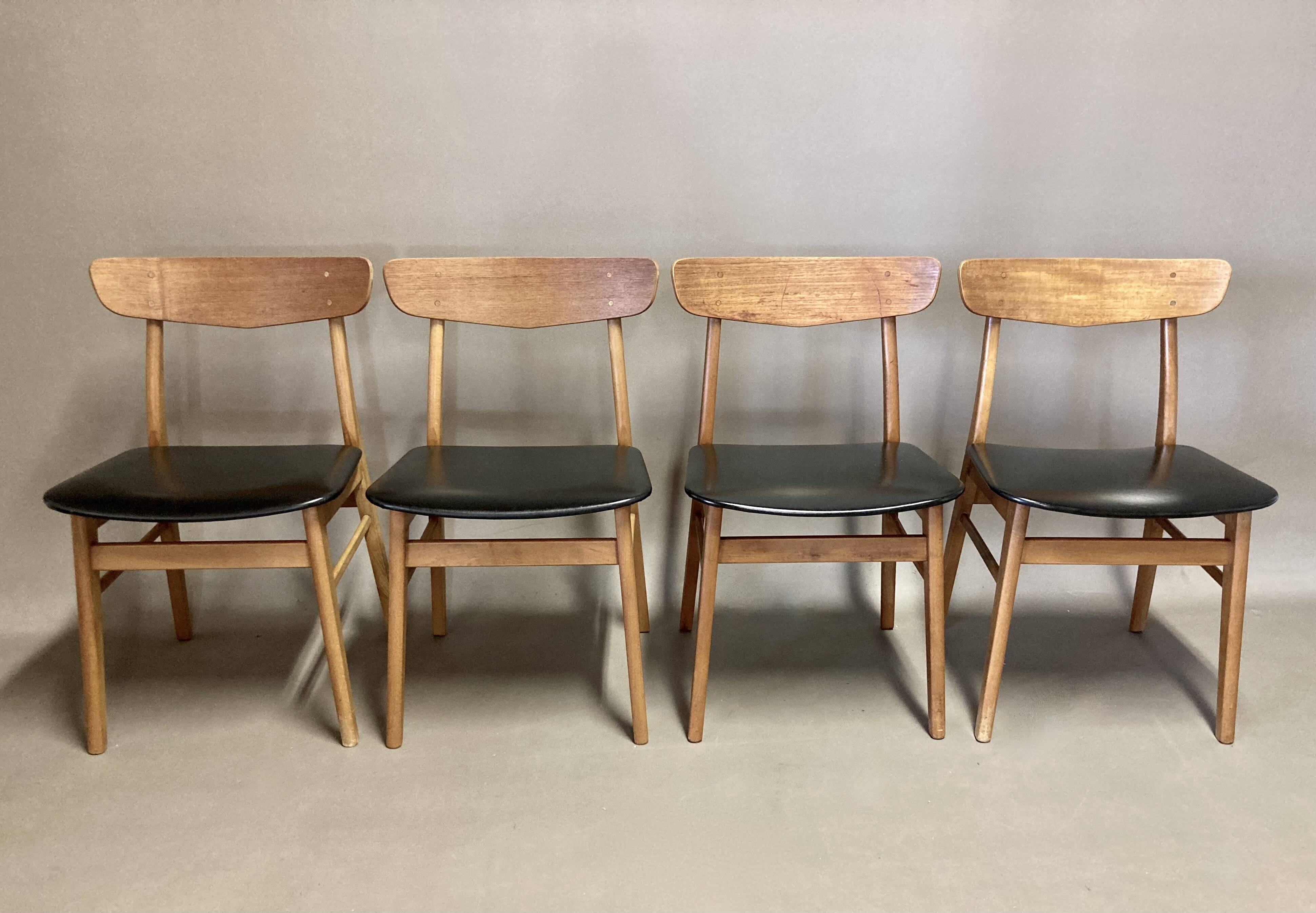 Ensemble de 4 chaises "design scandinave" 1950.