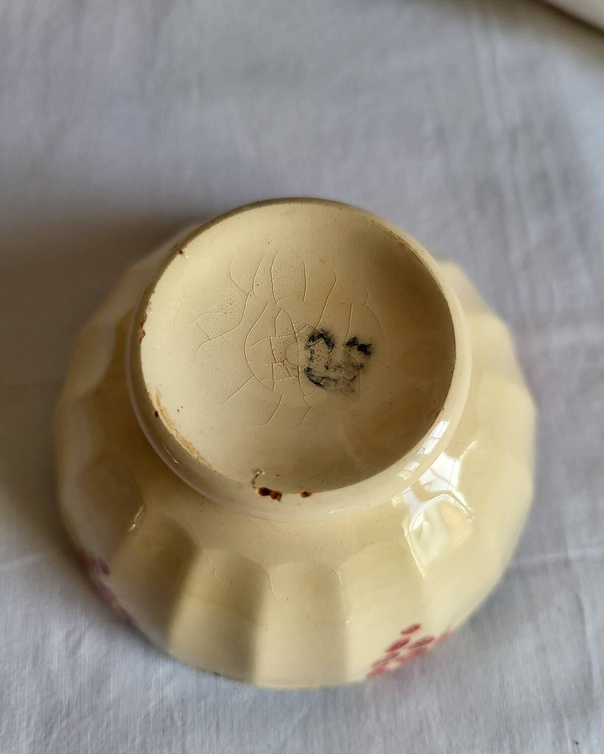 Bol ancien en faïence beige à motif de raisin