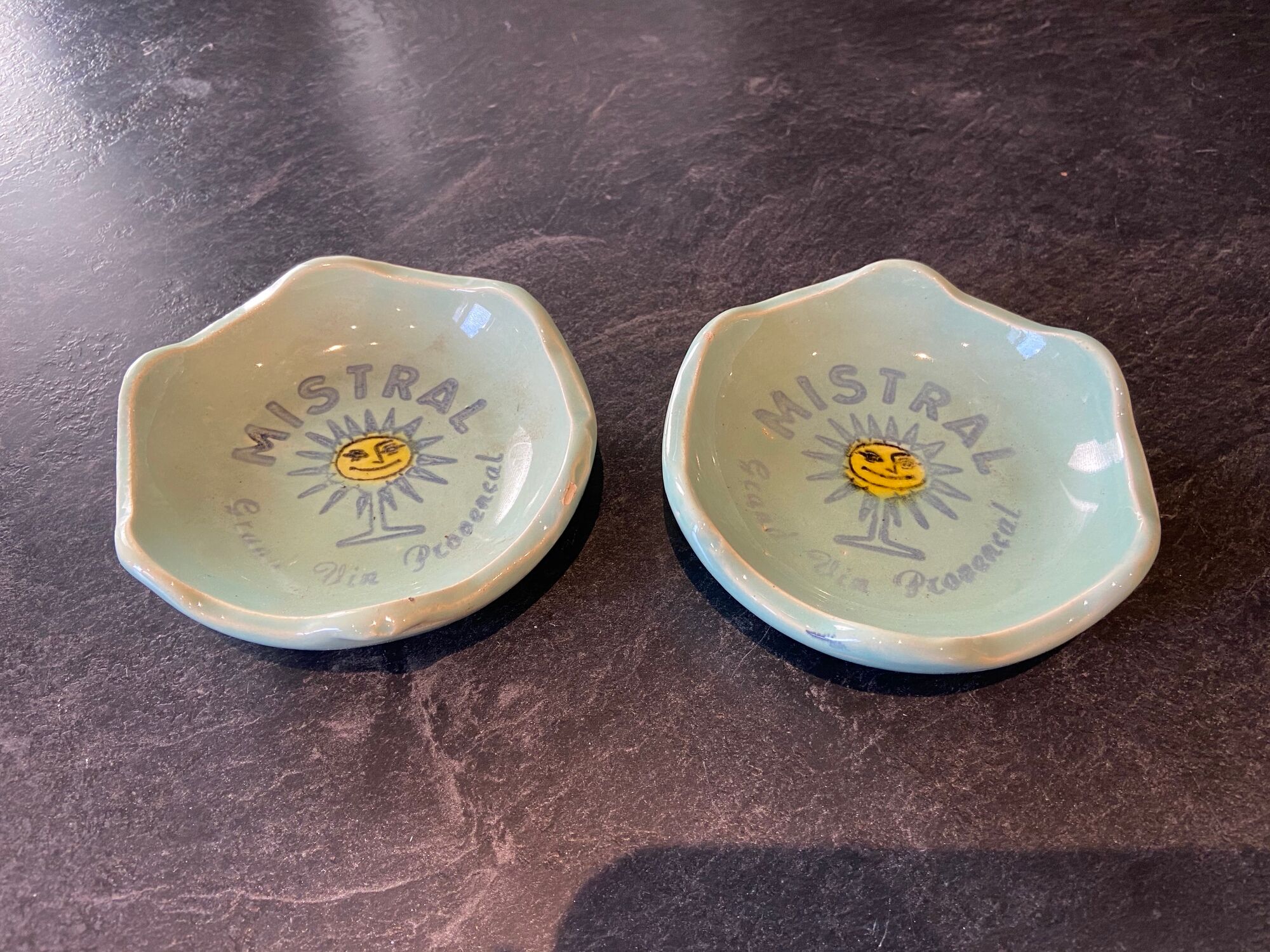 Ceramic bistro ashtray Provence advertising Vin MISTRAL CAUVIERES CANNES