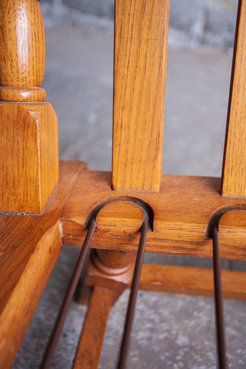 Canapé 3 places en chêne style années 50, avec tissu à carreaux vert-bleu et accoudoirs à fuseaux tournés.