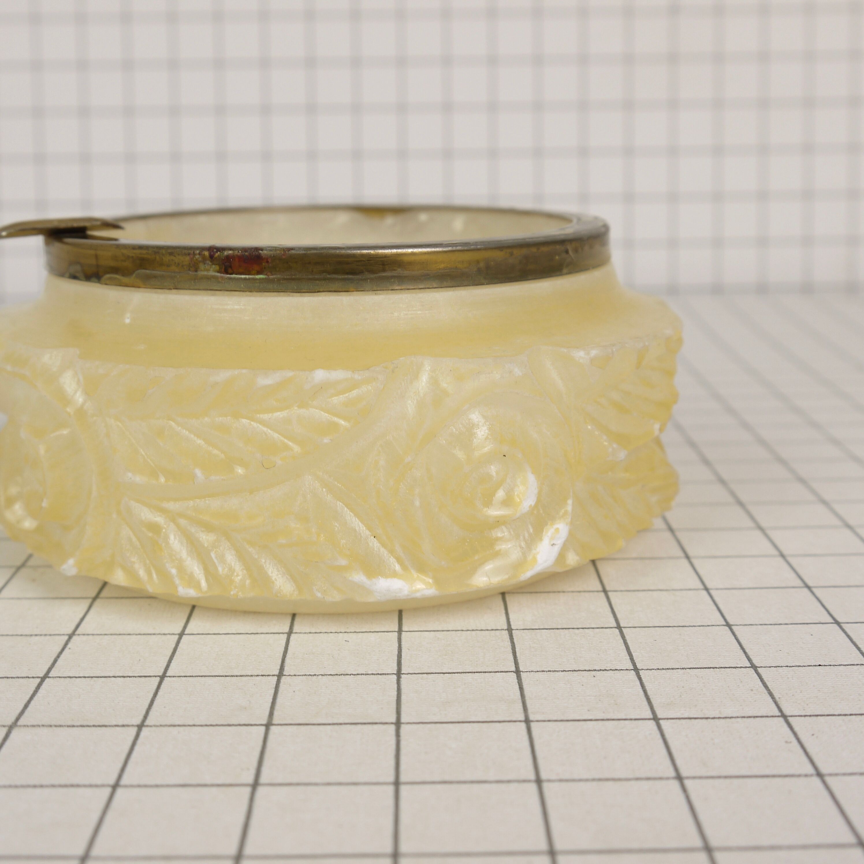 Onyx ashtray / Alabaster