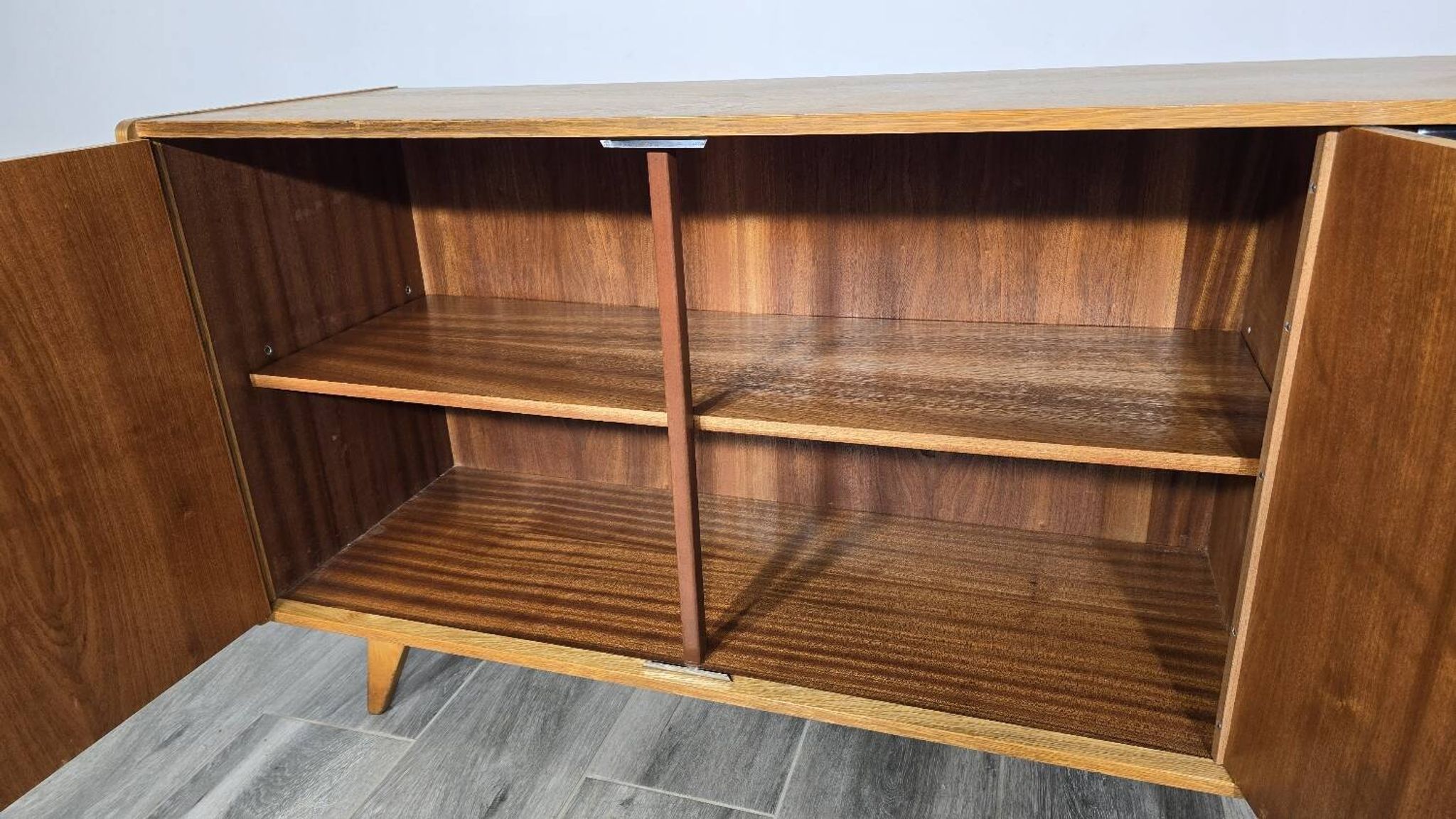 Buffet de Jiri Jiroutek pour Interior Prague