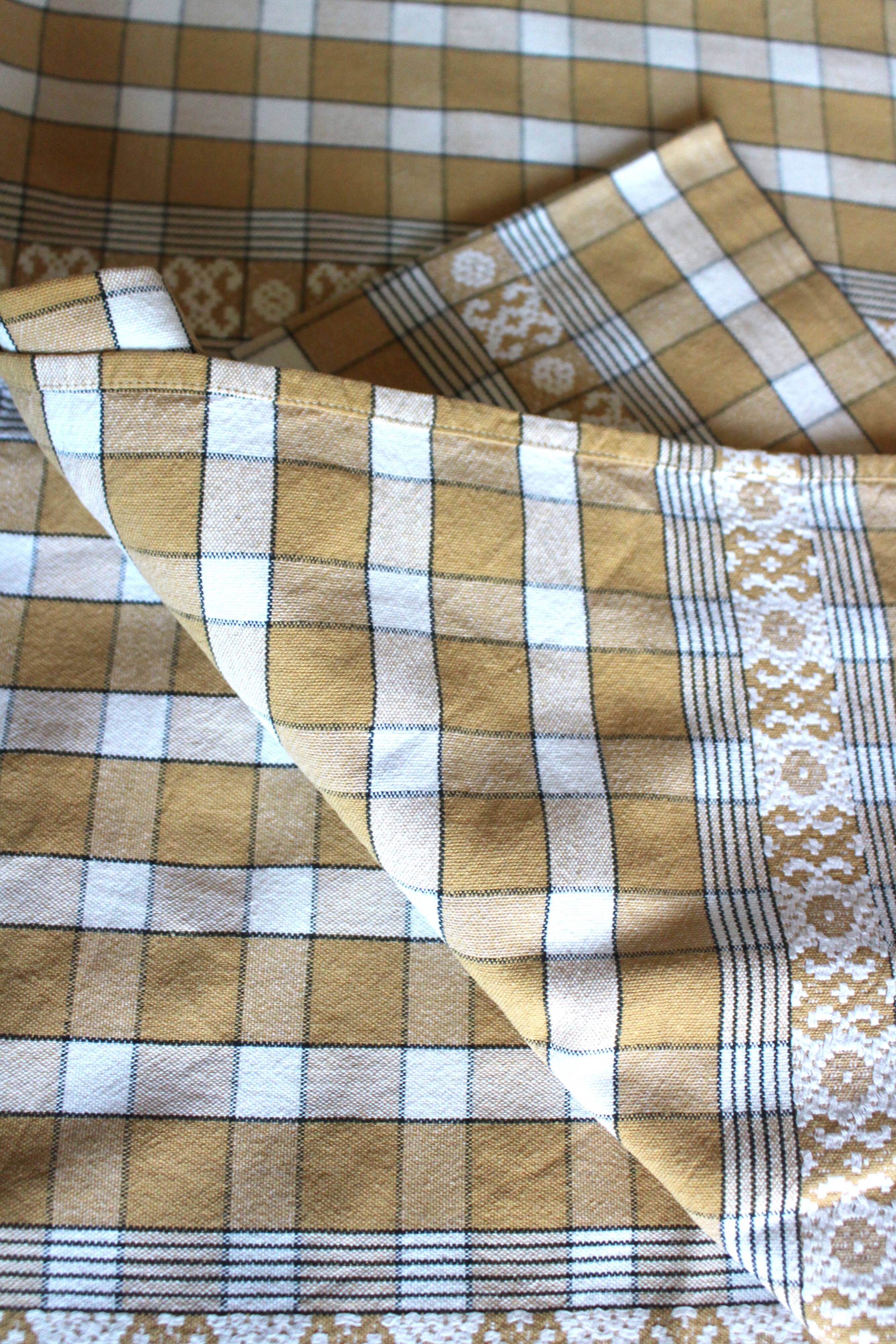 Beige vintage checkered rectangular tablecloth