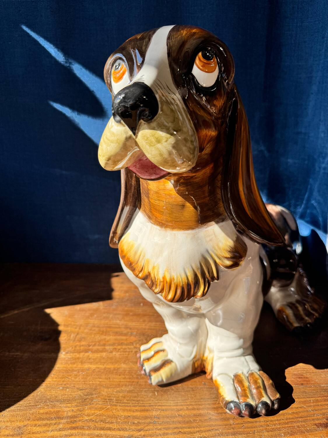 Grand Basset Hound in majolica ceramic. Italy, 1970s.