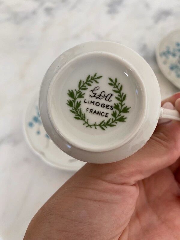 Lot 2 cups and under cups a coffee / old tea