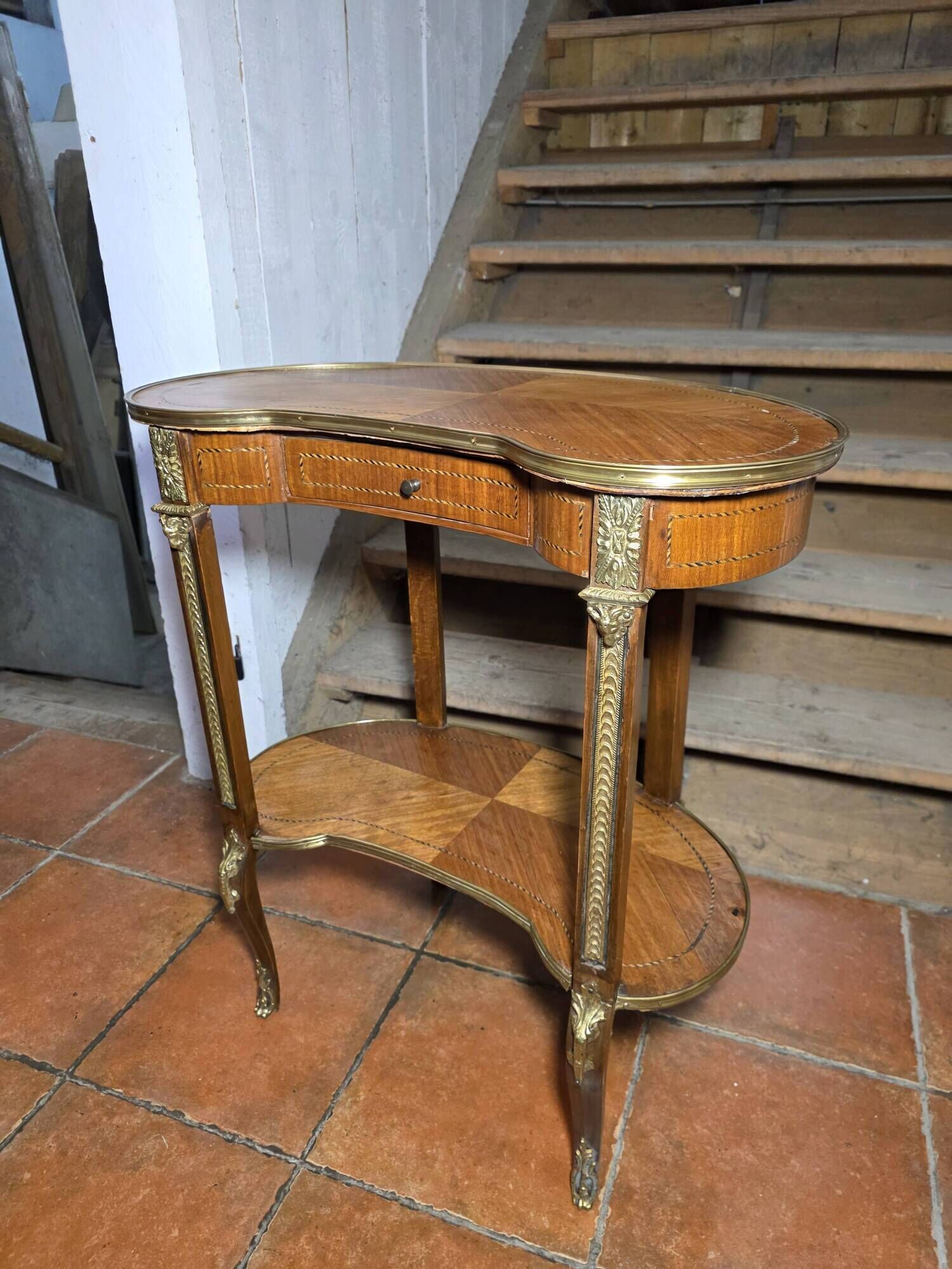 Kidney-shaped bedside table in Louis XV style with marquetry.