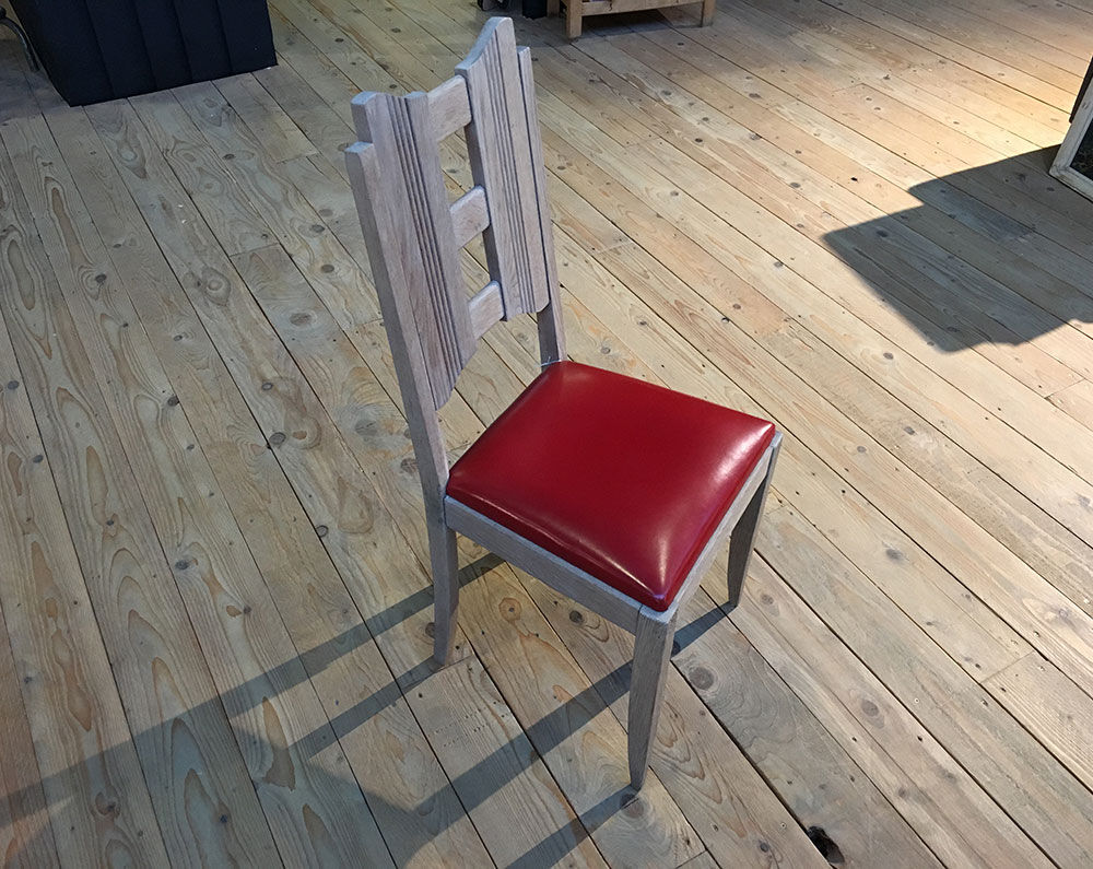 Chaise en chêne & skaï rouge