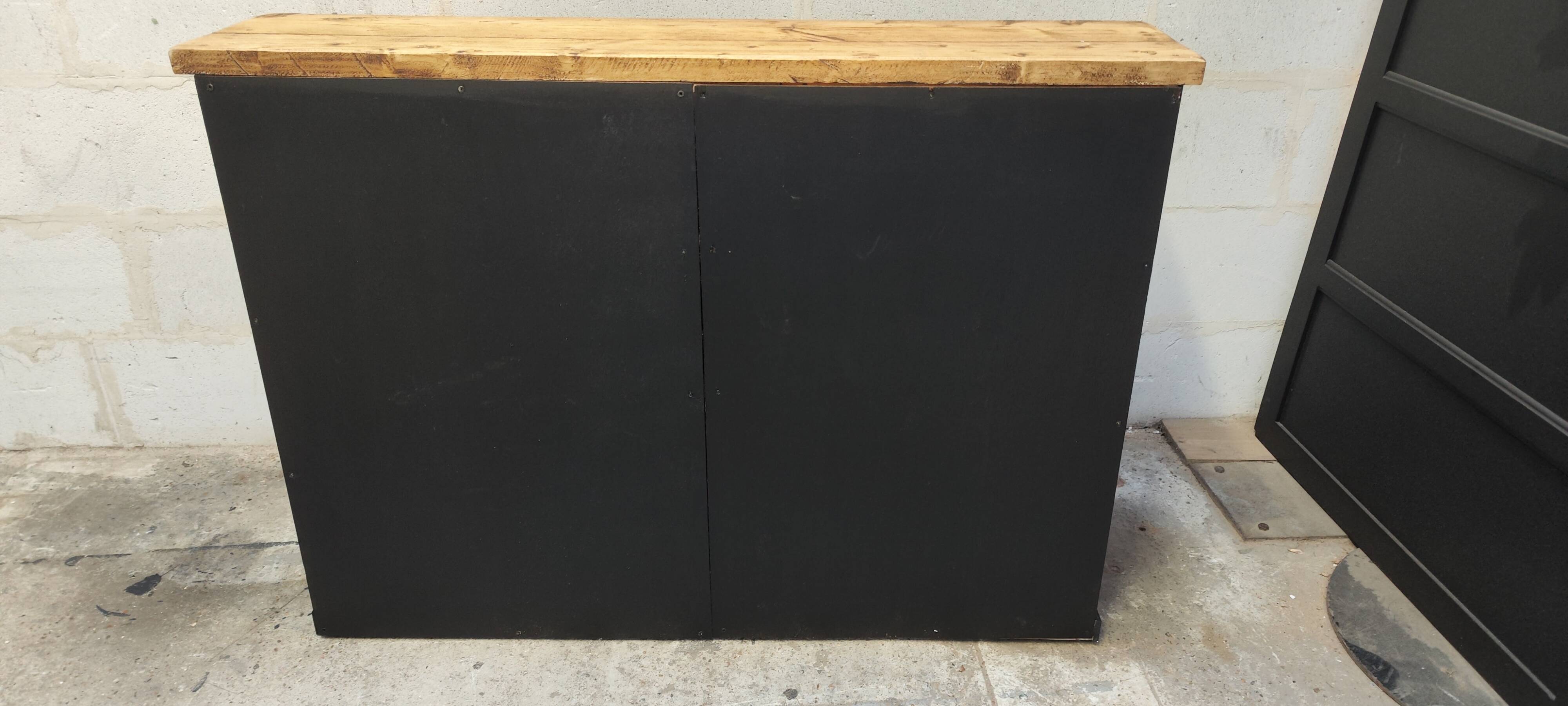 One-door workshop unit with eight black and gold drawers