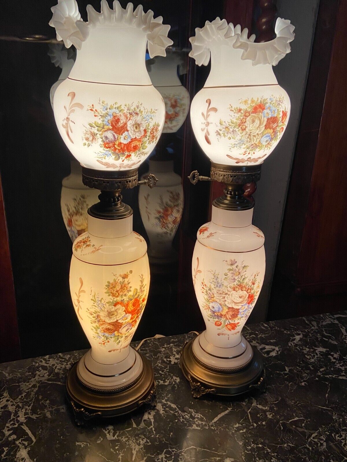 Paire de lampes en opaline blanche à décor floral