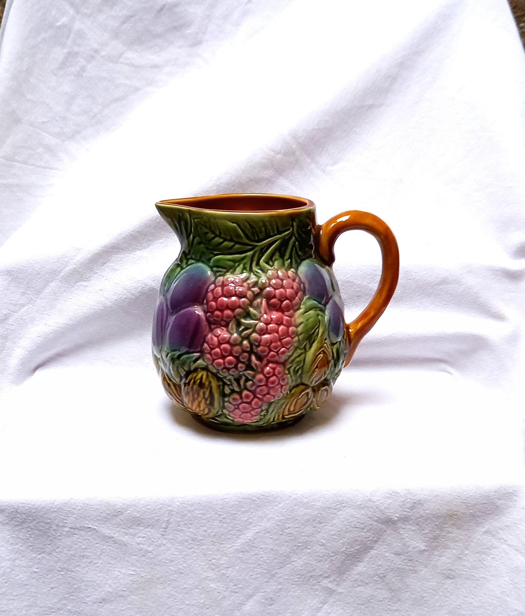 Slurry pitcher with fruit decoration