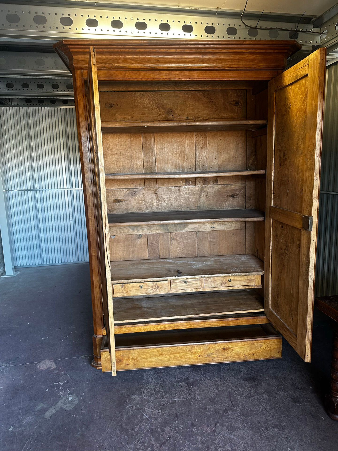 Armoire en orme massif d’époque Restauration, XIXe siècle
