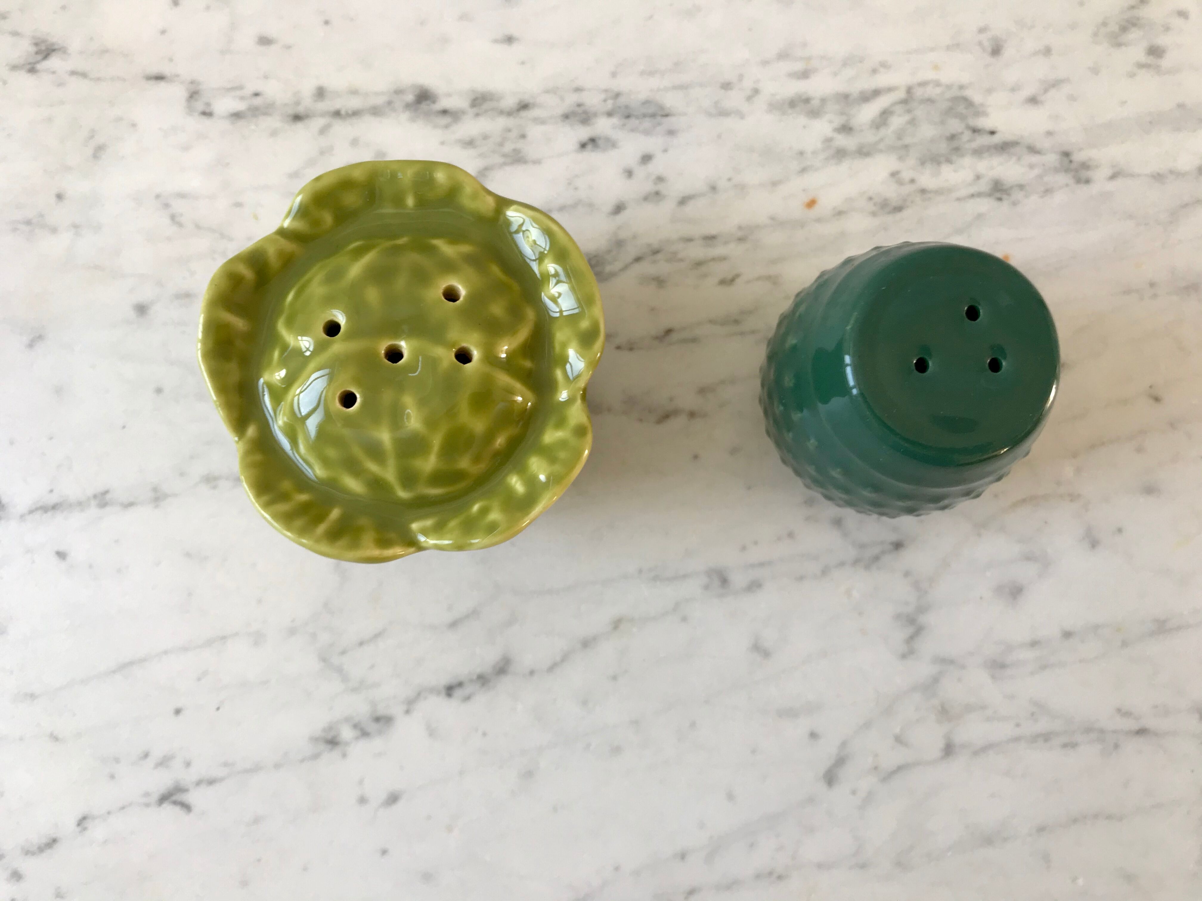 Duo of salt shaker and pepper maker in slurry cabbage 50s