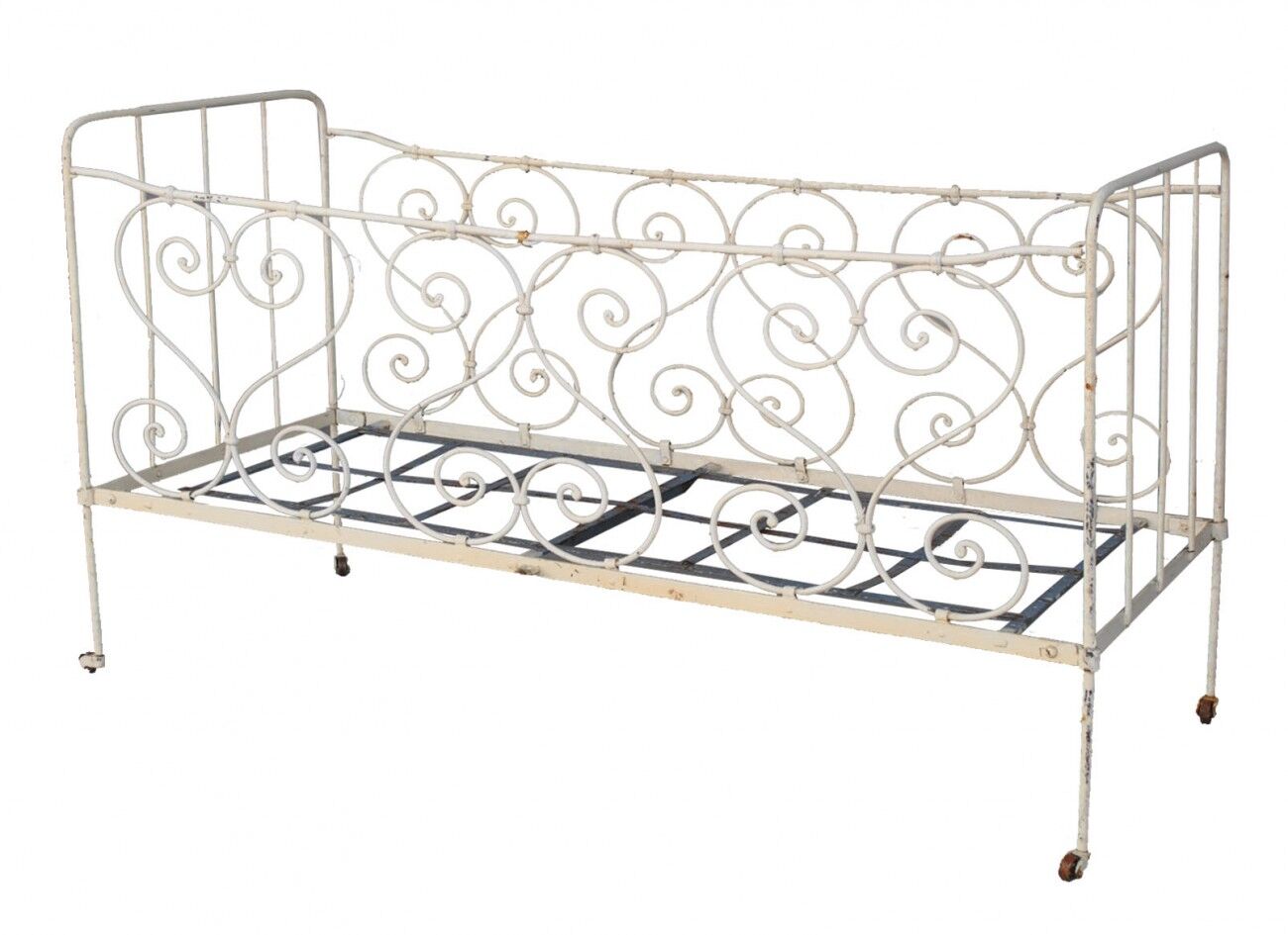 Bed in wrought iron of time end XIX painted white