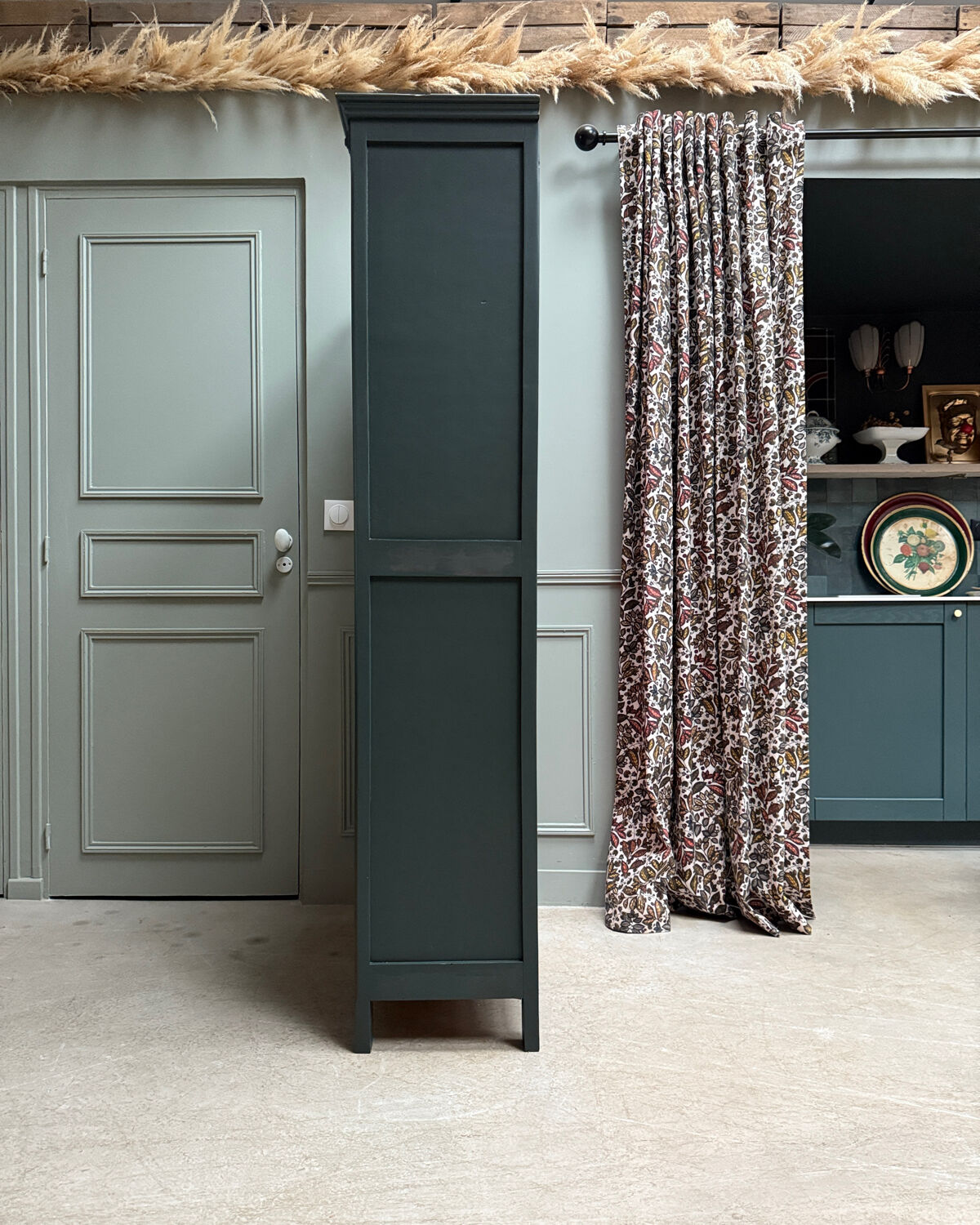 Dark green Parisian display cabinet (renovated)