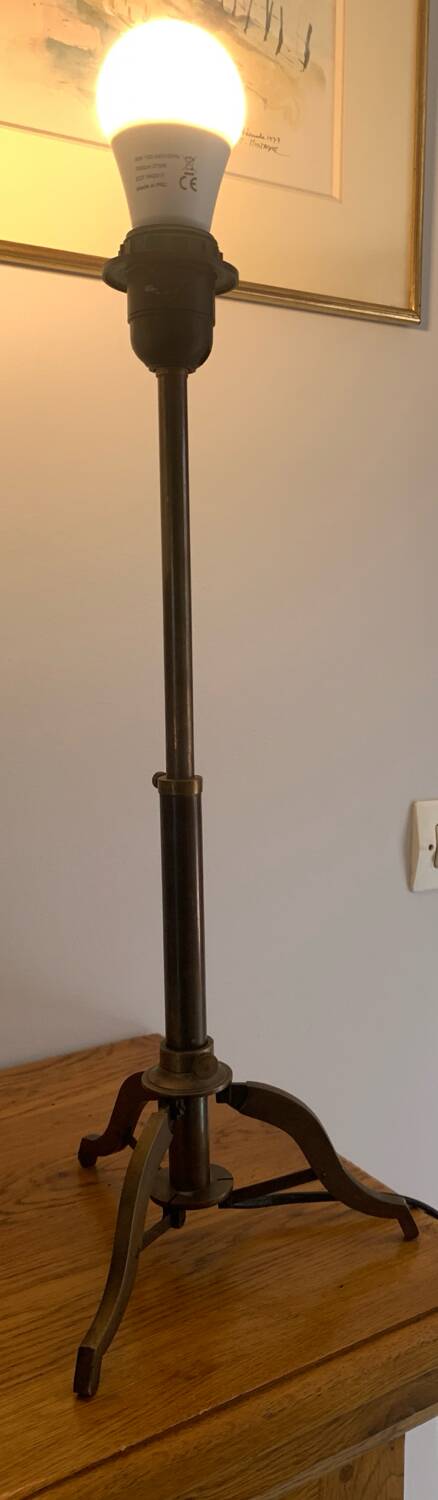 Adjustable table lamp – Tripod base in brass metal – Industrial style