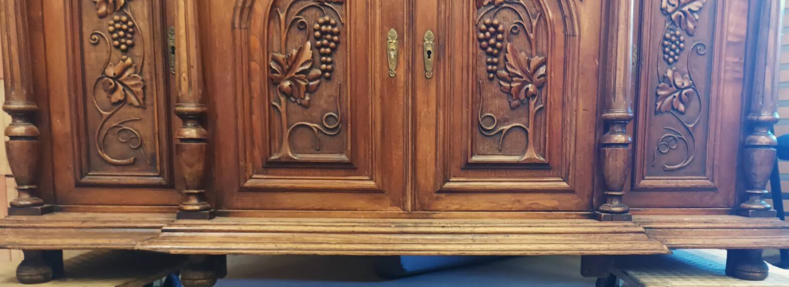 Art Nouveau buffet in carved oak with vine decoration