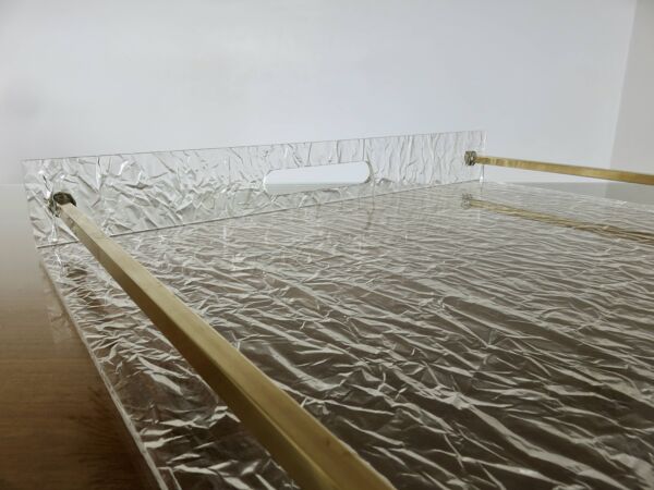 Très grand plateau ''Roche Bobois'' en plexiglas et laiton massif, années 70