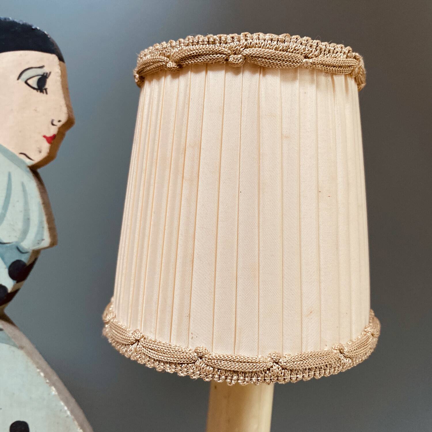 Lustre en bois Pierrot 1900