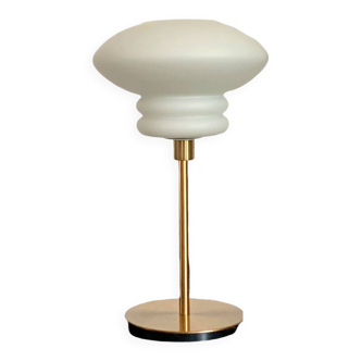 Lampe de table à poser réalisée avec un globe ancien blanc en opaline mat