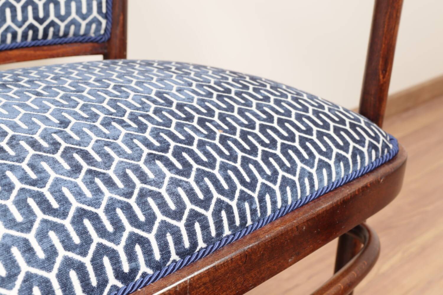 Thonet living room set, in wood and blue jacquard, 1910