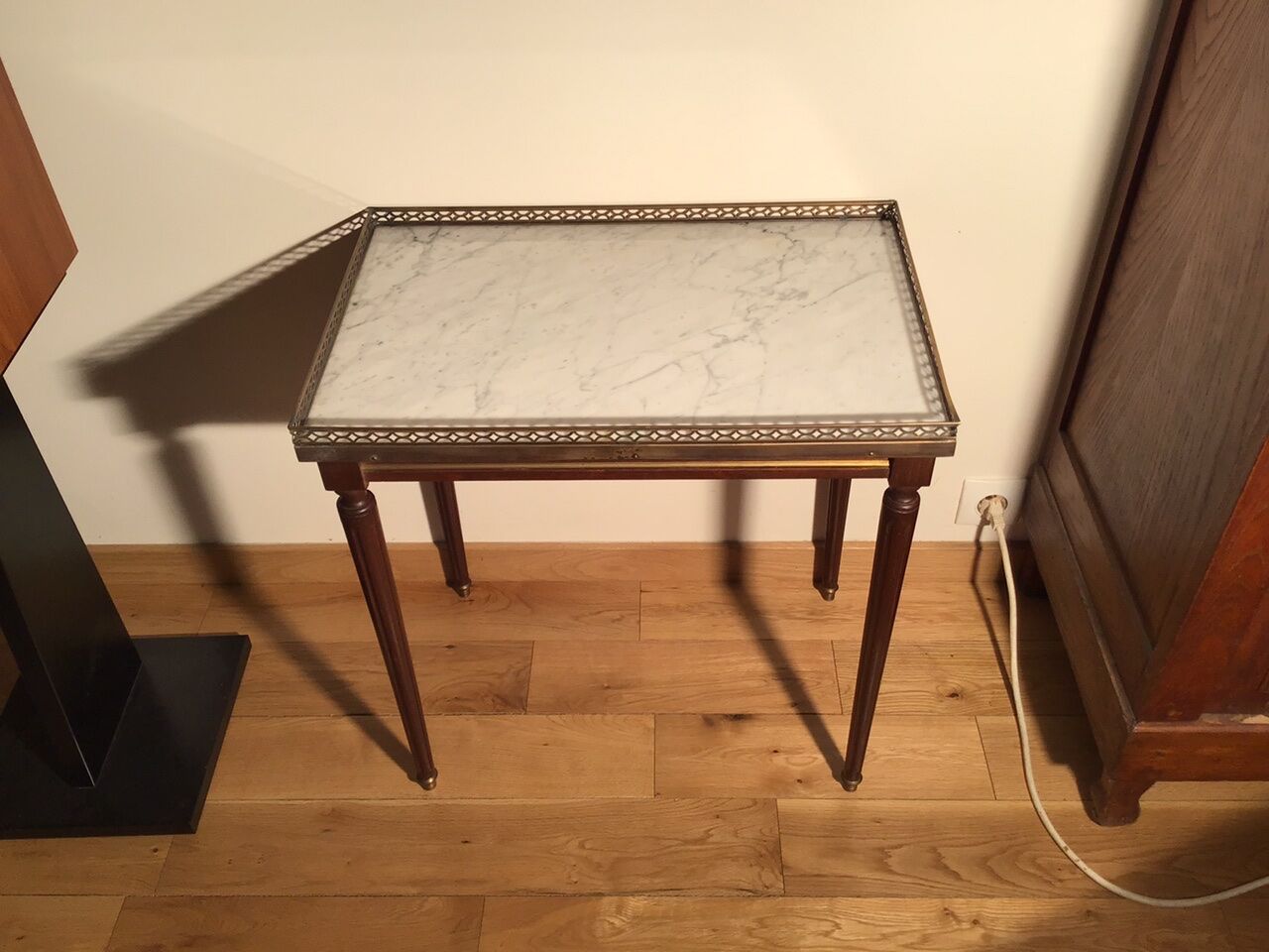 Louis XVI style side table in mahogany and white marble tray.