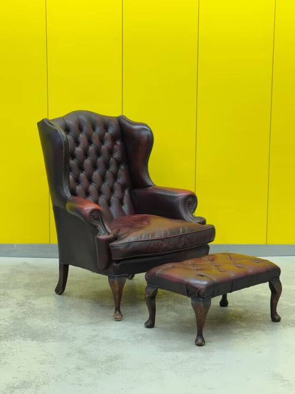 Fauteuil à oreilles Chesterfield en cuir bordeaux avec ottoman