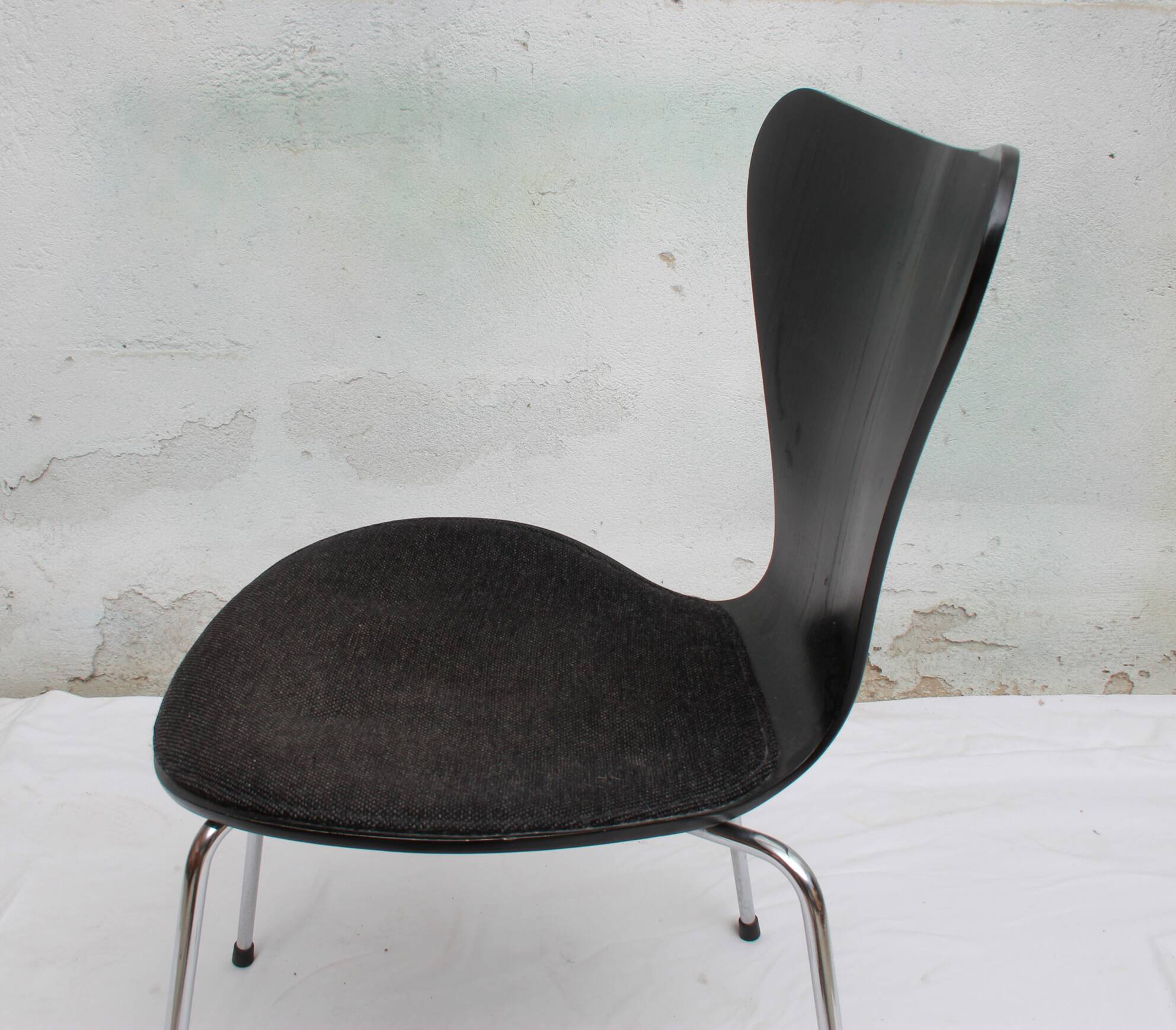 Chair 3107 Arne Jacobsen in black with polstery