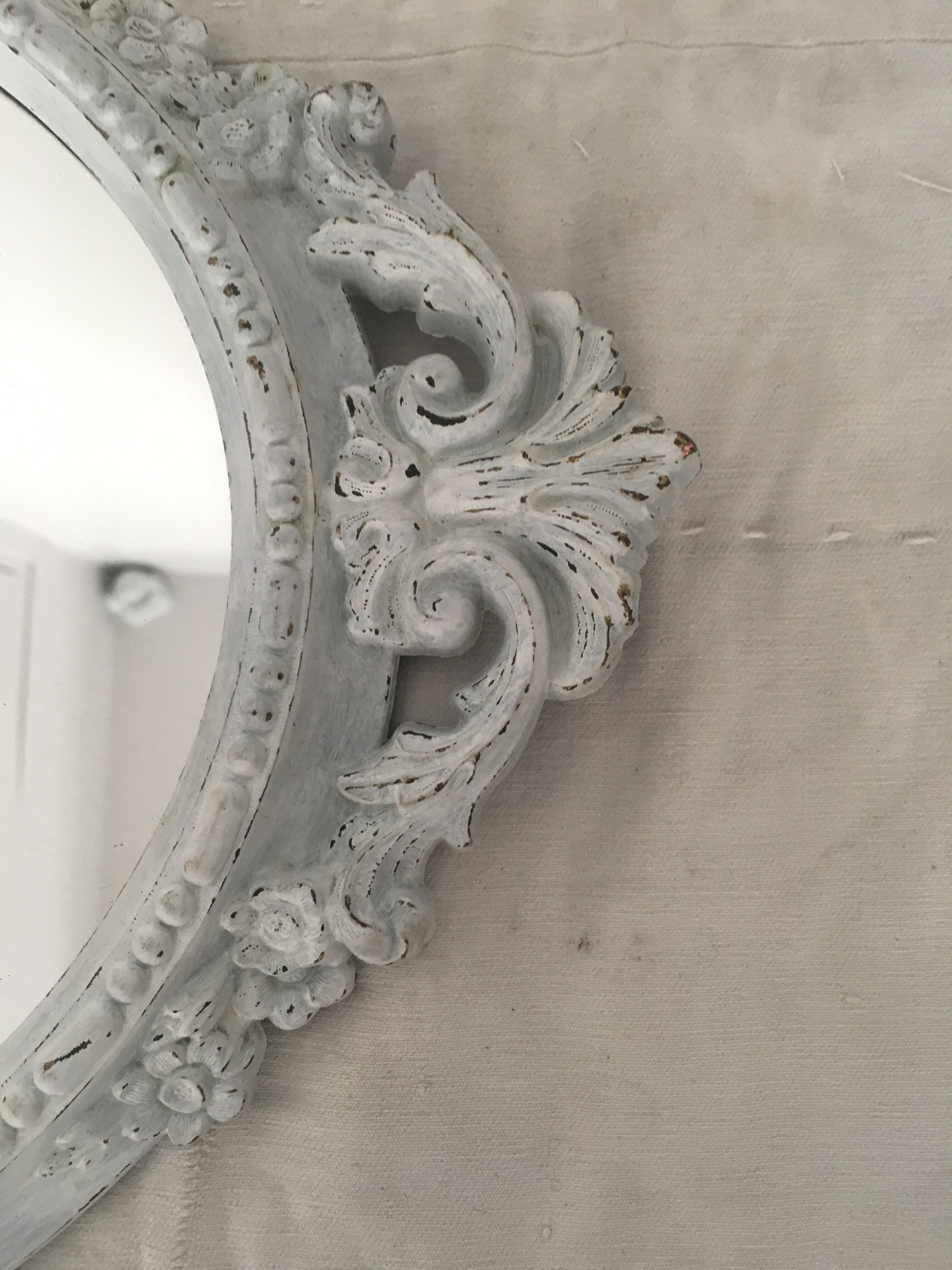 White oval mirror 41x29cm