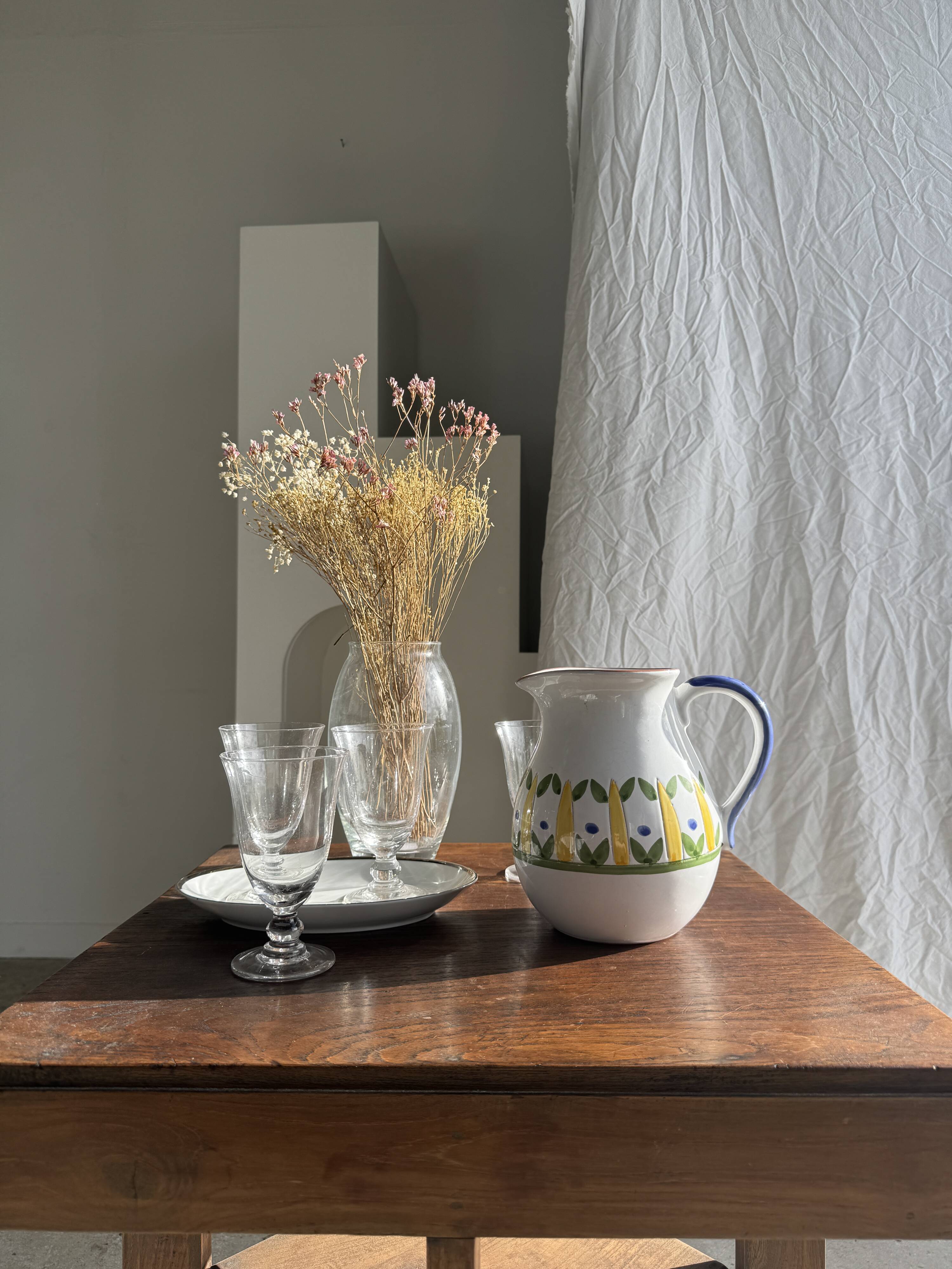 Grande carafe blanche en terre cuite à motif de frise stylisée verte jaune