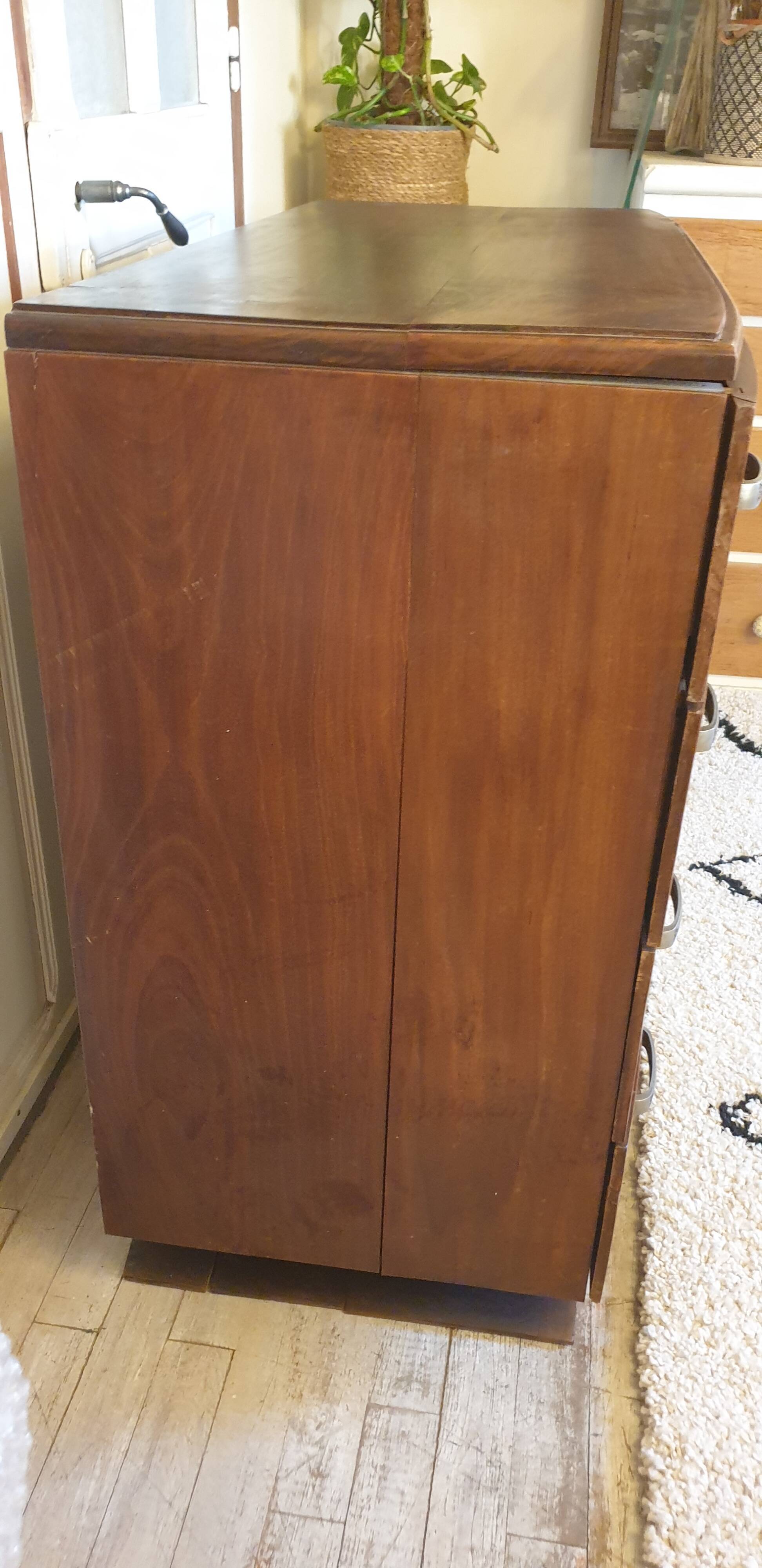 Walnut chest of drawers